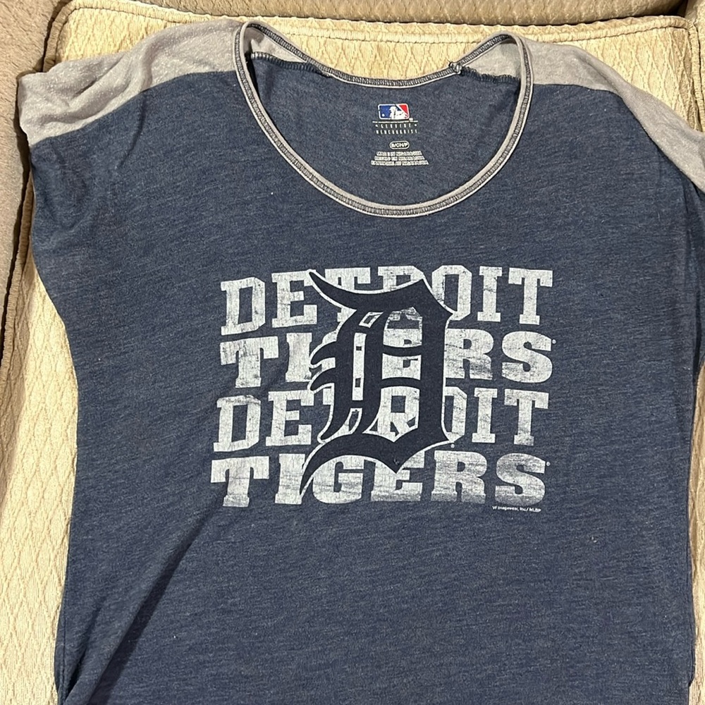 MLB women’s Detroit tigers shirt